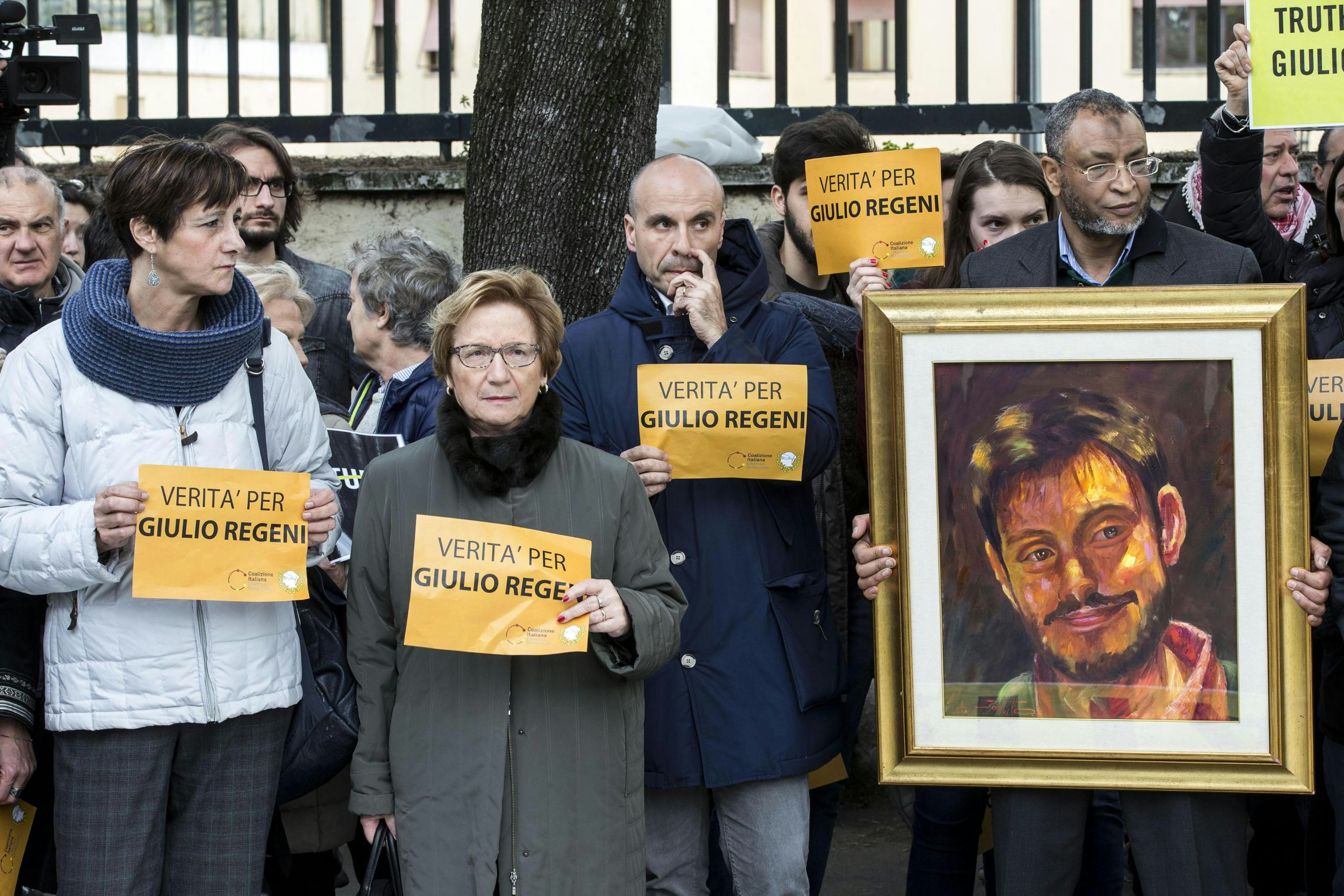 Manifestantes ante la embajada egipcia en Roma exigen verdad y justicia para Giulio Regeni.