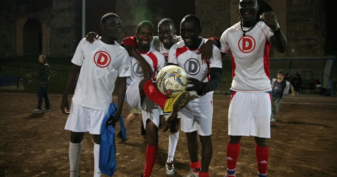 I giocatori di Atletico Diritti hanno incontrato molte complicazioni nell'iscriversi alla Federazione Italiana Giuoco Calcio.