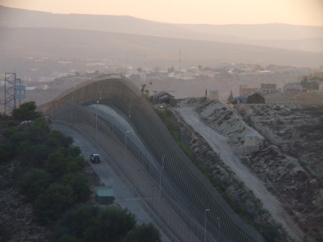 Les retours, comme ceux effectués à Melilla (photo), violent le principe du non-refoulement.  (Image: fronterasur)