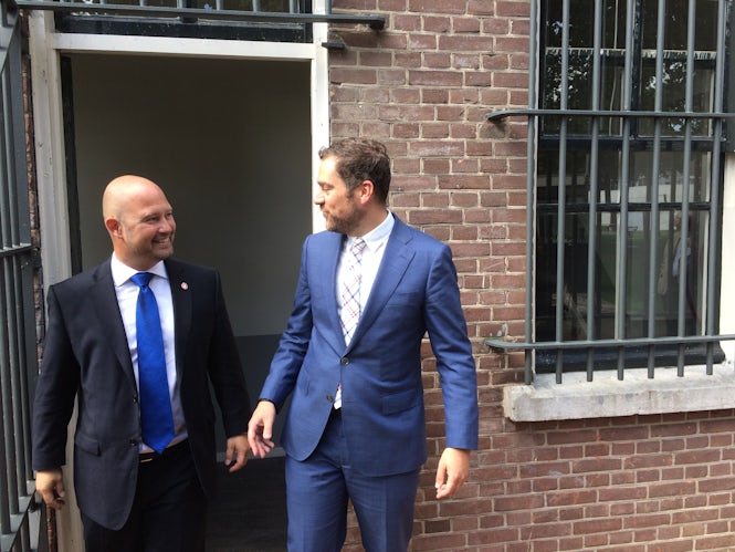 Il Segretario di Stato per la Sicurezza e la Giustizia Klaas Dijkhoff (R) vuole introdurre un sistema di revisione periodica degli ergastoli. (Foto: Justis- og beredskapsdepartementet)