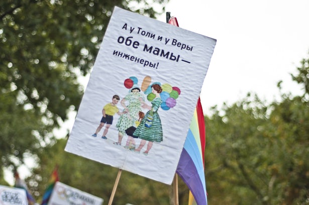 Poster anti-homofobie cu următorul mesaj: „Tolia și Vera au două mame; ambii sunt ingineri" (în limba rusă). (Imagine: Marco Fieber)