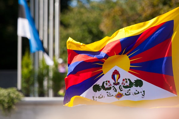 Protesters greeted the Chinese president with flags of Tibet to highlight the human rights abuses in China.