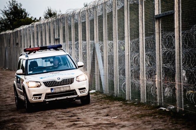 Ungarn sperrt jetzt alle ins Gefängnis, die versuchen, die Grenze zu überqueren oder einen beliebigen Teil des 175 km langen Stacheldrahtzauns beschädigen, der das Land von Serbien trennt.