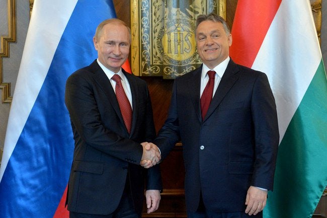 Prezydent Wiktor Orban bierze przykład z praktyk Putina w dążeniu do "nielegalnej demokracji".