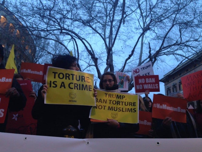 Protesty przeciwko dekretowi Trumpa pod ambasadą USA w Rzymie.